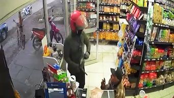 por favor te pido, no lastimes a nadie: rapinero apunto a las victimas y en 20 segundos escapo con recaudacion