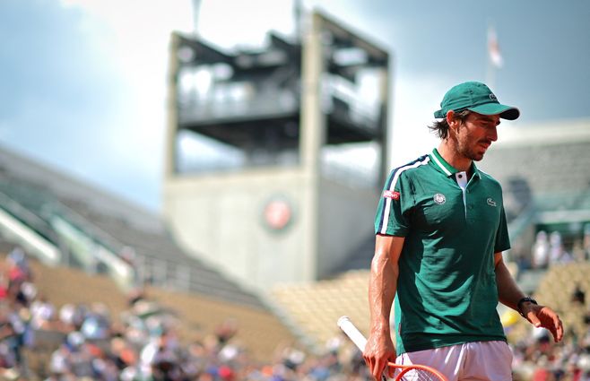 Pablo Cuevas durante el partido ante Nole Djokovich en segunda ronda de Roland Garros. Fue eliminado por quien luego resultara campeón. Luego de la derrota se fue a Lyon.