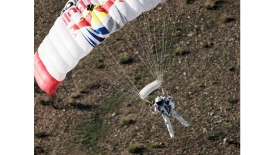 Impresionante récord: paracaidista saltó desde 37.000 metros
