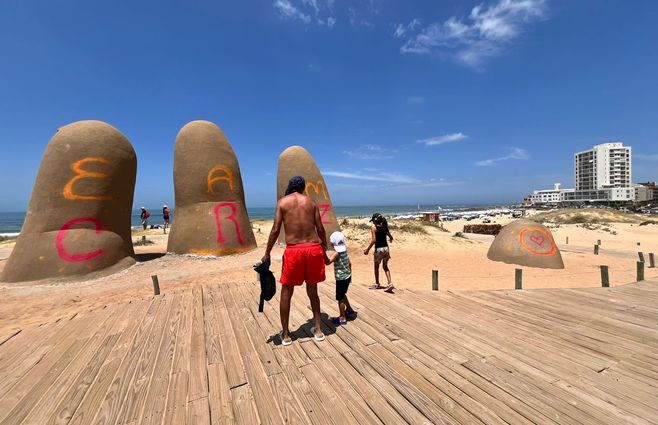 La Mano de Punta del Este, vandalizada por una mujer. Foto: Valentina Larrosa, enviada a Subrayado.