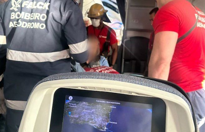 Foto del momento en que pasajeros eran asistidos, en Brasil.