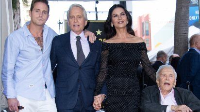 Con el clan Douglas, cincluida su nuera, Catherine Zeta-Jones