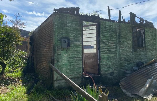 Vivienda donde ocurrió el incendio en el barrio Mandubí. Crédito: Dirección Nacional de Bomberos. 