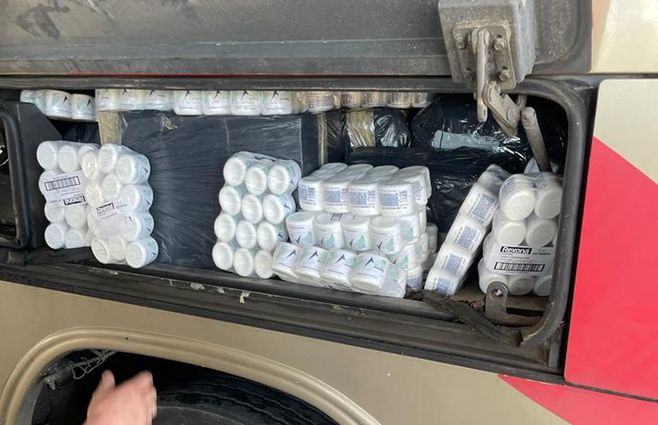 Foto: Aduanas. Mercadería escondida en uno de los compartimentos del ómnibus.