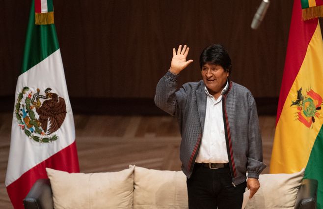 Evo Morales recién llegado a México, primera escala de su exilio