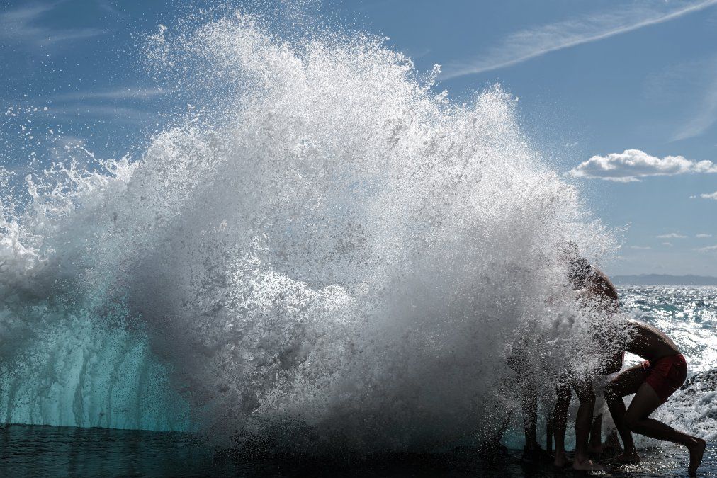 Bañistas juegan en las olas del mar Mediterráneo en Niza