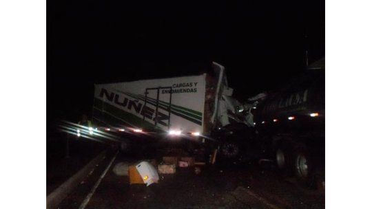 Choque de tres camiones en Salto deja dos fallecidos