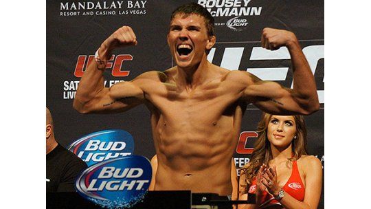 Estrella de artes marciales golpeado en un restaurante