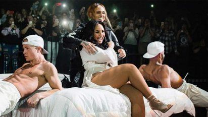 Demi Lovato y Kehlani durante el show. Foto: Demilovatopicz2.0/Instagram.