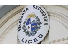 Directores de liceos deberán salir a reclutar docentes o tutores