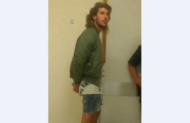 Eguillor ya reducido por la policía. Quiso tranquilizar a la ciudadanía: la mina ni murió, argumentó.