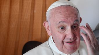 estoy vivo, aunque algunos me querian muerto, dijo el papa mientras se recupera de una operacion