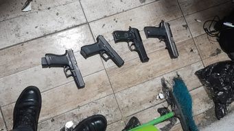 Foto cedida a Subrayado. Las armas incautadas en la vivienda, en Cerro Norte.