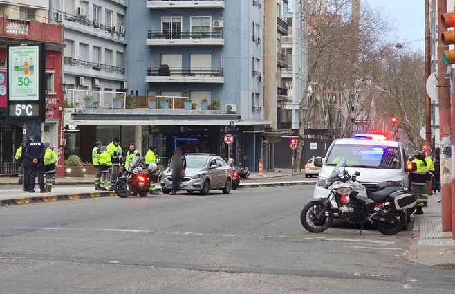 Control de la Policía e inspectores de Tránsito de la Intendencia de Montevideo en Constituyente y Jackson. Foto: Beatriz Martínez, Subrayado.