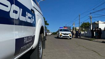 El lugar del incendio en calle Ombú de Flor de Maroñas. La policía permanece en el lugar. Foto: Marcelo Auyanet, Subrayado.