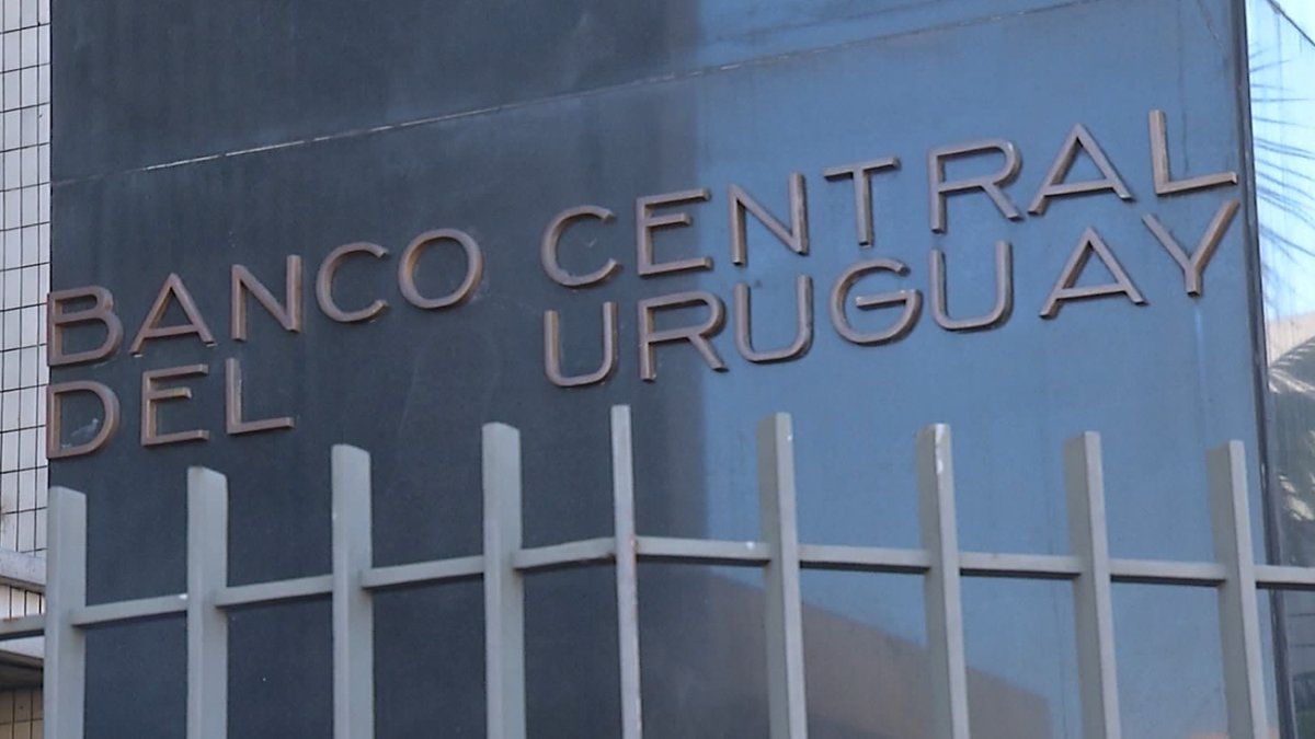 Uruguay to Require Banks to Warn Customers of Dollar Savings Risks