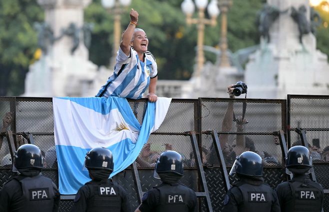 Manifestaciones afura del Congreso en Argentina. Foto: AFP