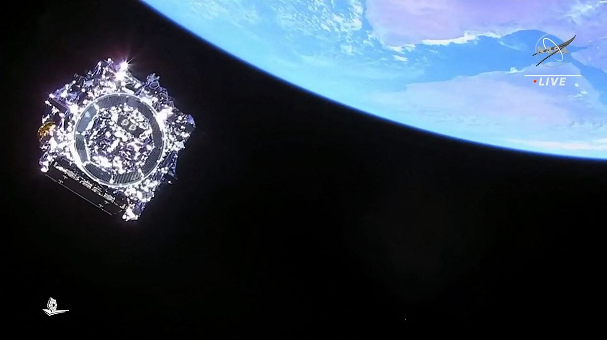 En esta imagen de la NASA el telescopio espacial James Webb se separa del cohete Ariane 5 de Arianespace