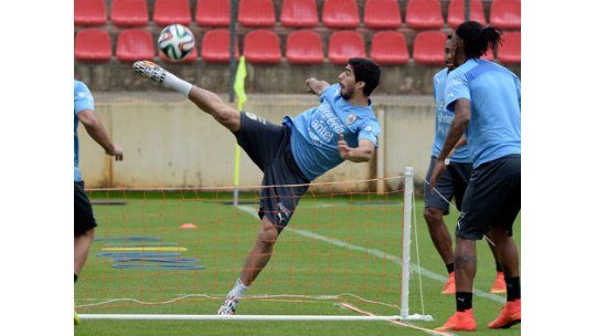 Suárez entrena cada vez con más intensidad, y sin problemas