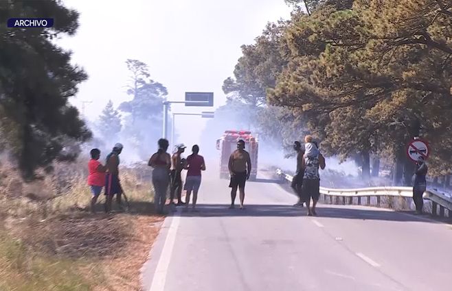 bomberos-incendio-gente.jpg