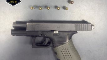 El arma y las balas incautadas por los policías de Investigaciones.&nbsp;