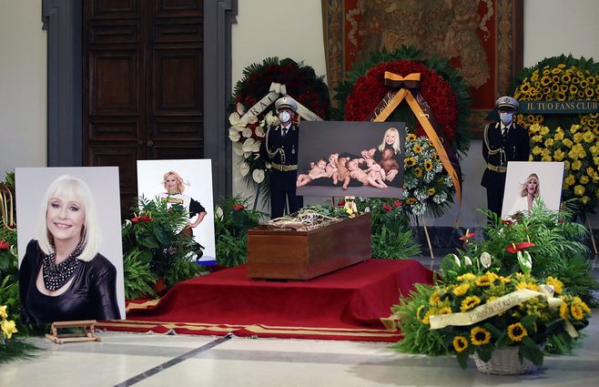 raffaella-carra-funeral-12.jpg