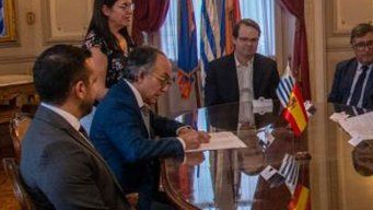 Mario Cardama, cuando firma el contrato con el Ministerio de Defensa de Uruguay, en diciembre de 2023.