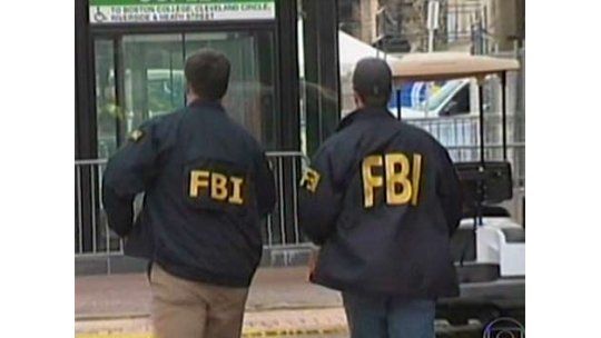 FBI busca a personas que aparecen en videos de maratón de Boston