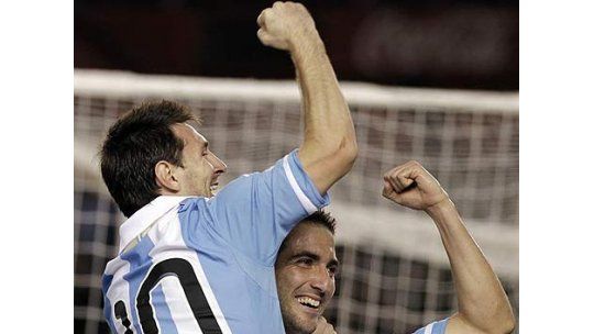 Con tres de Higuaín y uno de Messi, Argentina goleó a Chile