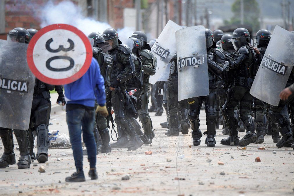 Un manifestante choca con la policía antidisturbios durante una protesta contra el gobierno del presidente colombiano Iván Duque, en Facatativá, Colombia