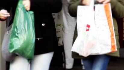 se aprobo la ley que establece el cobro de las bolsas plasticas a los clientes