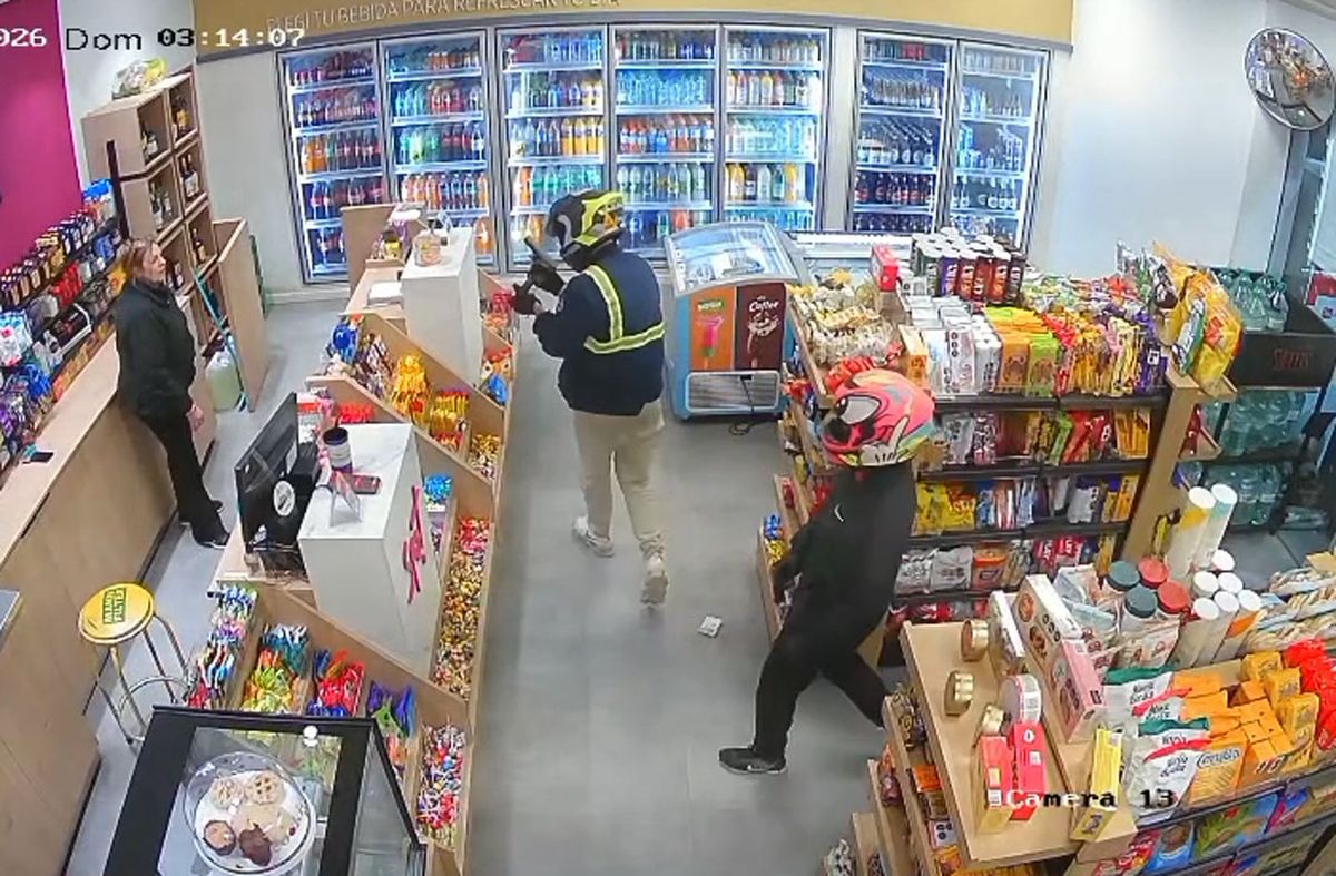 Delincuentes balearon a pistero luego de robar dinero y golosinas en estación de servicio del Cerro