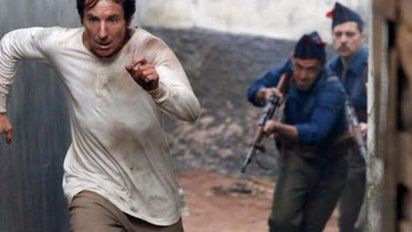 El personaje de Antonio de la Torrre huye en plena guerra civil de fuerzas franquistas. Se esconde en el compartimiento de una casa y allí pasa décadas de su vida. Esto pasó en la realidad durante la dictadura que vivió España entre 1936 y 1975