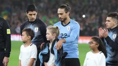 el gesto de caceres: se saco la campera para abrigar a la nina