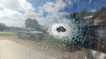 atacaron a un joven a balazos y un disparo impacto en una ventana del centro civico de tres ombues