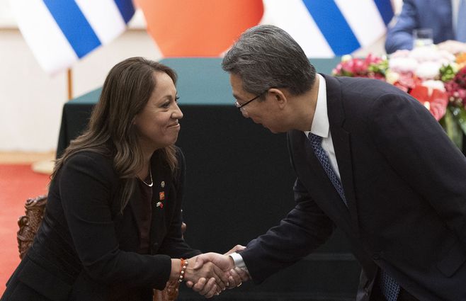 Cardona-acuerdo-Uruguay-China-foto-Presidencia