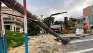 Una palmera cayó por el viento y tiró abajo una columna del tendido eléctrico, en Agraciada y Valentín Gómez. Foto: Marcelo Auyanet, Subrayado.