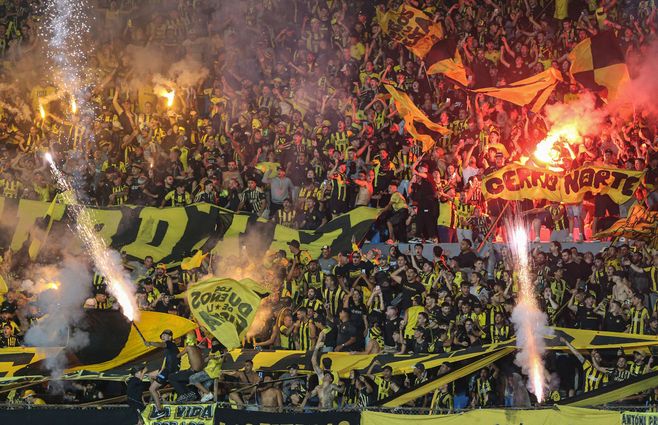 HINCHADA--PEÑAROL--FOCO-UY.jpg