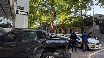 una camioneta termino incrustada en un edificio tras chocar con un omnibus con pasajeros en el barrio aguada