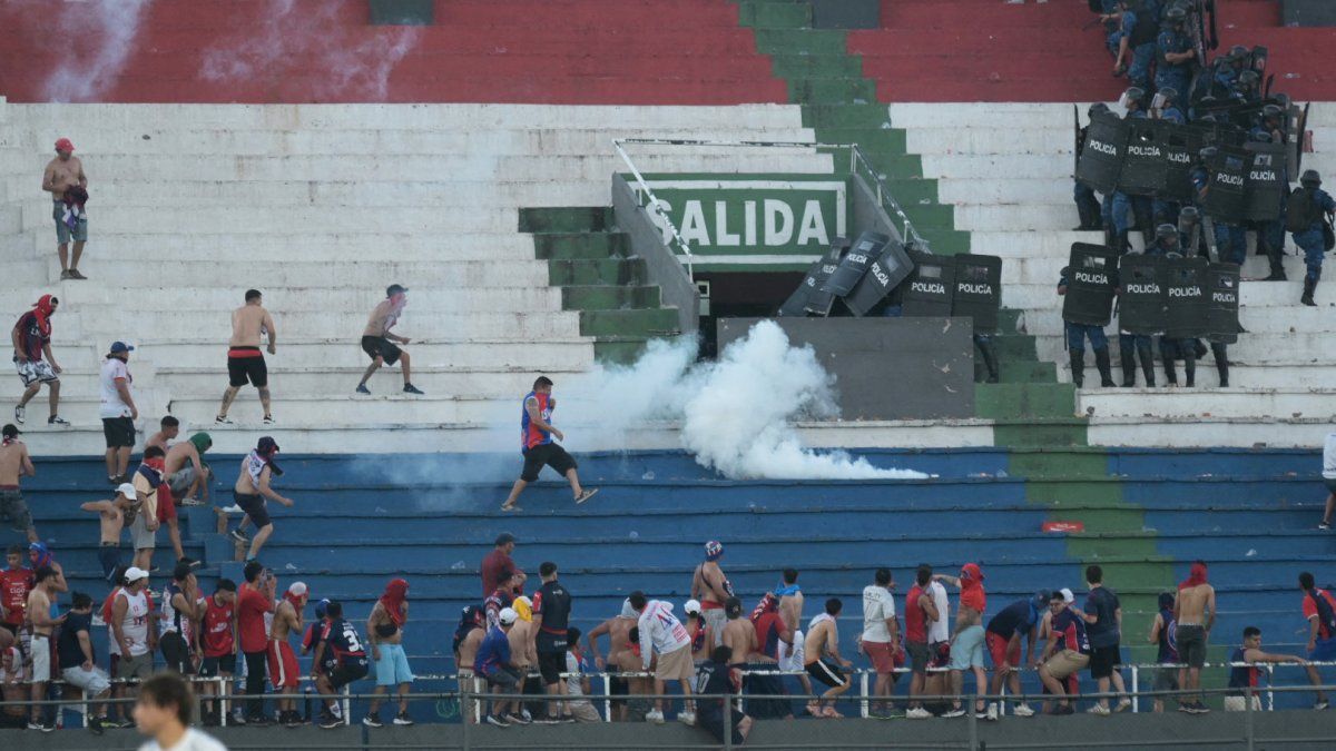 Disturbios en el clásico del fútbol paraguayo dejan 50 heridos y más de 60 detenidos