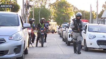 cuatro delincuentes encanonaron a una policia para robarle la moto cuando salia de su casa