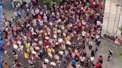 La comparsa que atravesó este domingo Cordón Sur y fue denunciada como foco de Covid-19.