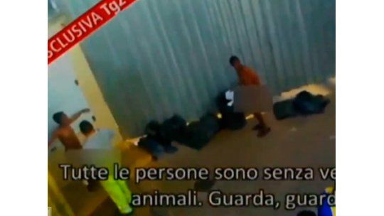 Indignación por policías italianos que fumigan a inmigrantes