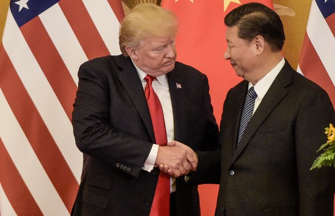 Trump y Xi Jinping se dan la mano en 2017.&nbsp;