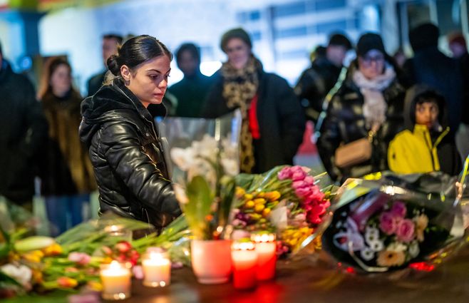 Memorial imprivisado en Suiza, por las víctimas del incendio de este 1 de enero de 2026. Foto: AFP