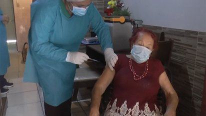cumplio 106 anos y se vacuno contra el covid: todos debemos ayudar