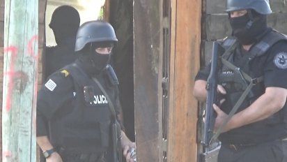 cuatro allanamientos en canelones; incautaron armas de fuego y 70 plantas de marihuana