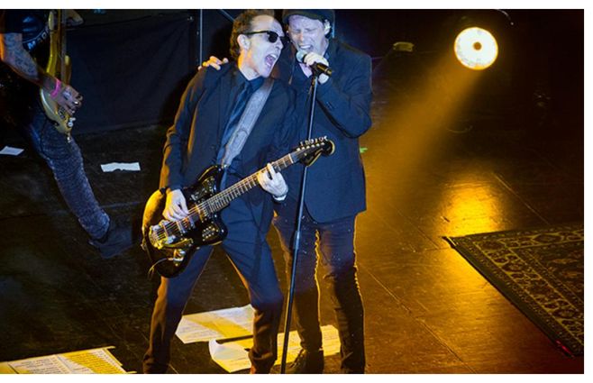 Pil y Stuka de traje en la fallida despedida del Gran rex en 2018. El recital terminó mal entre ellos y frente al público