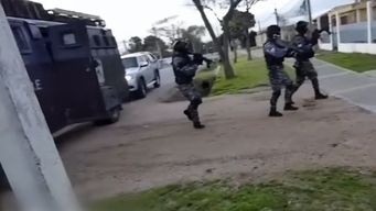 doce condenados y dos imputados, entre ellos tres adolescentes, en operativo antidrogas en mercedes y montevideo