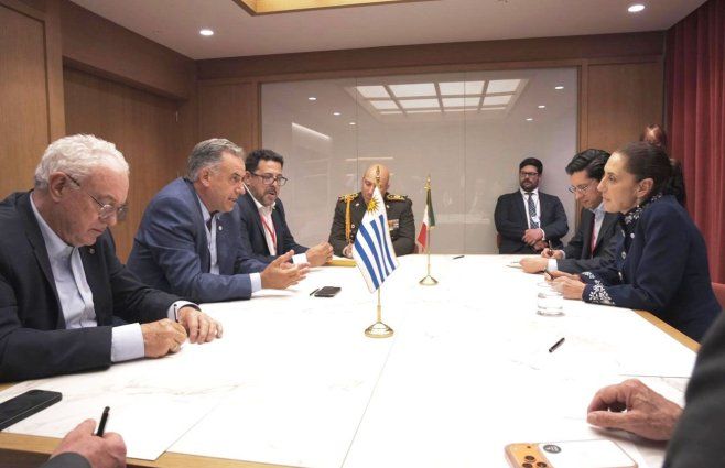 Orsi con la presidenta de México Claudia Sheinbaum, en Barcelona. Foto: Cancillería de Uruguay.